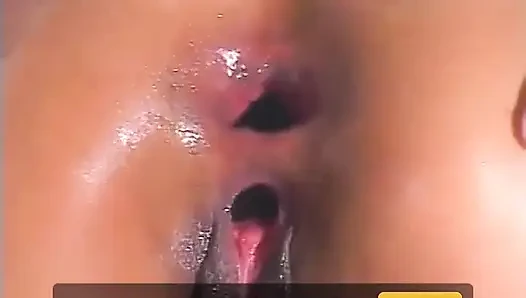 Geiles asiatisches küken in pink fickt zwei schwänze und isst spermaladung