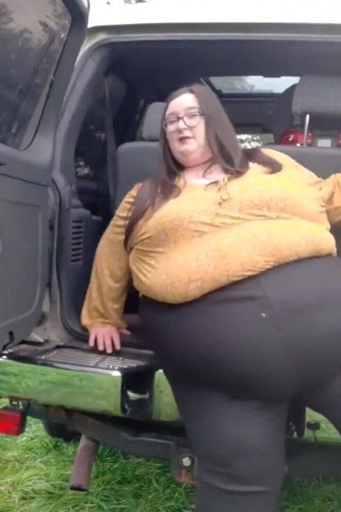 SSBBW голямо момиче, големи проблеми с колата