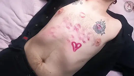 Липкие поцелуи с красной губной помадой на всей его груди