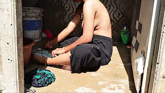 Meri girlfriend kapde nahi hai  aur main nahane ja raha tha