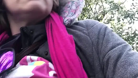 Eher Nippelig Raus! Ich Spiele Mit Meinen Möpsen Und Busch Während Eines Frierenden Spaziergangs Im Wald!