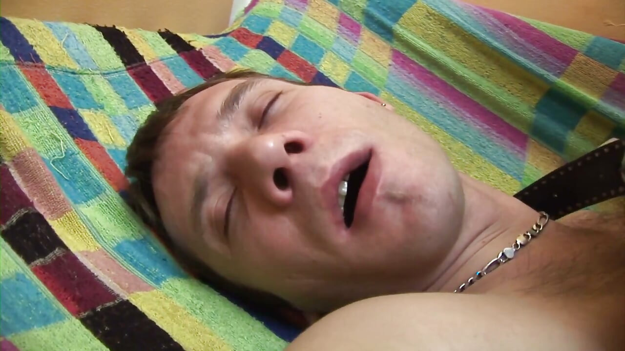 Skinny DILF gets bareback creampie