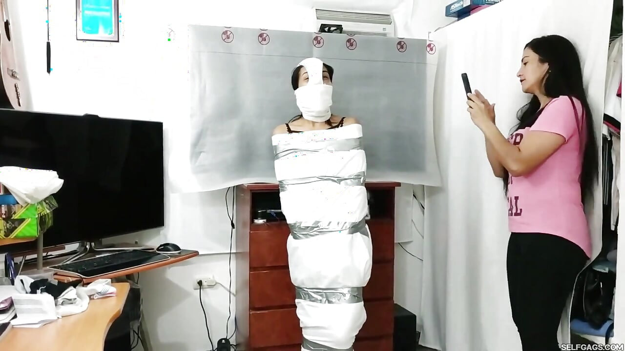 Kepala seluar dalam mummified bersedia untuk perjalanan perhambaan