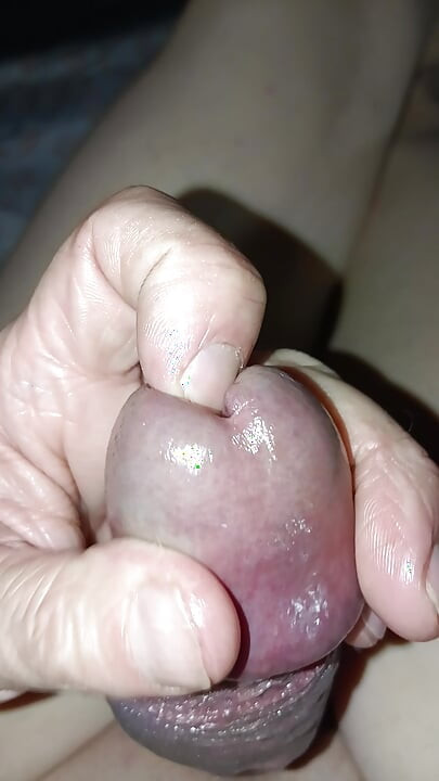 Aku suka bermain dengan lubang di penisku