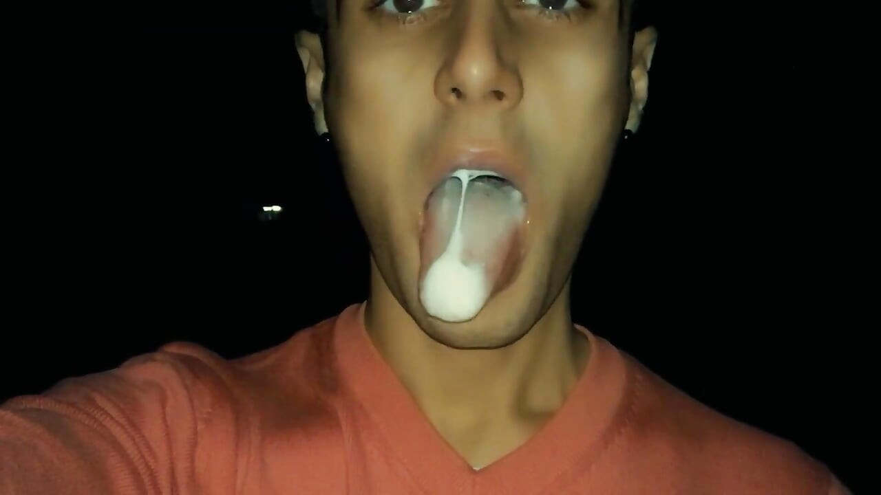 Chewing and Making Bubbles Foam of Friends Cum