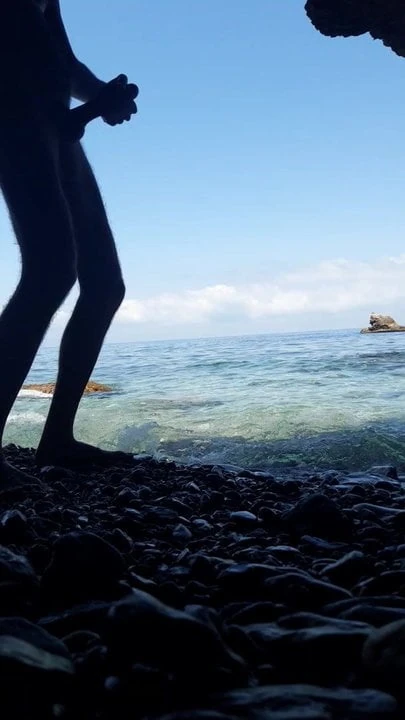 Une grosse bite marocaine se masturbe en mer dans la nature