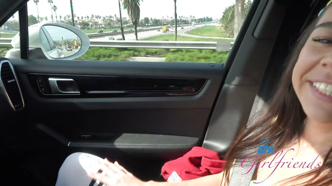 Brianna Arson Randevuda Çok Tatlı ve Şirin Görünüyor, Arabada Sigara İçip Amı Okşanıyor - POV Amatör Tease