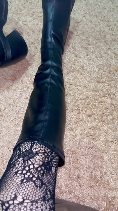 Brincando com minhas pernas em meias e botas sensuais