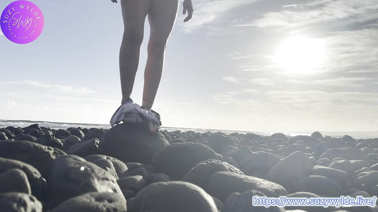 Suzy Wylde की विशेषता समुद्र के किनारे धारा निकलना