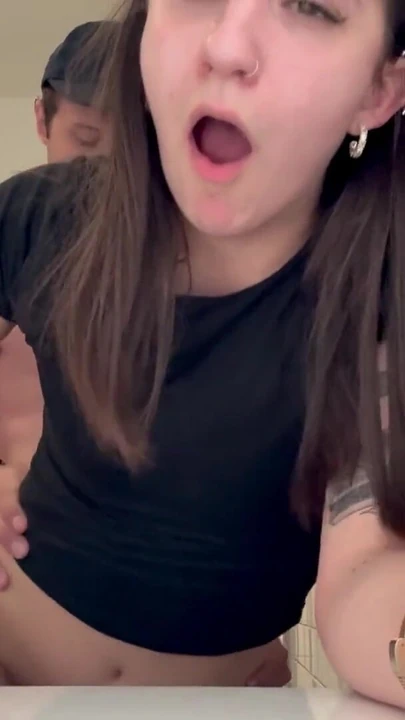 "kamsin apni skart dekh rahe ajanbi ko pakarti hai aur use tylet men chodti hai" se pal sajha karna chahie"