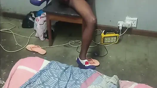 Gadis kulit hitam hot lagi asik masturbasi pakai vibrator sambil nonton istrinya dientot gaya doggy habis-habisan sama suaminya