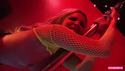 Büyük memeli hatun güzelin yüzüne biniyor