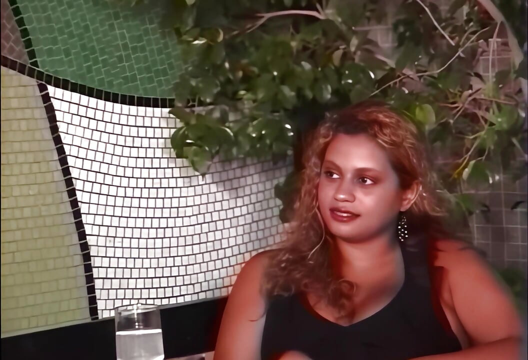 Δύο μεγάλες πούτσες για μια καυλιάρα βυζαρού