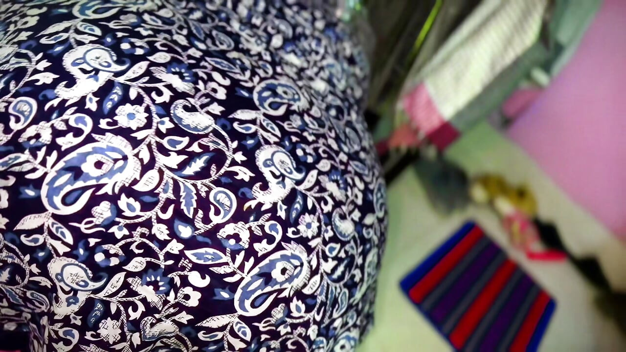 Eu disse ao meu enteado para me tirar de onde eu estava preso debaixo da mesa, mas ele fode minha bunda grande - preso e foda anal dura