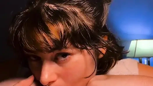 Meme ucunu emiyor ve oynuyor