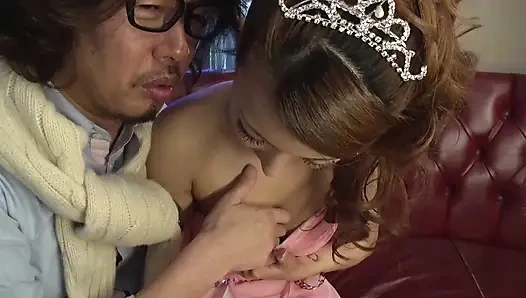 Asyalı kız bekarlığa veda partisinde kendini sikiyor