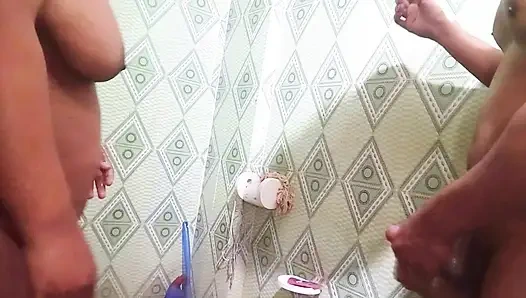 Домохозяйка дези так жестко трахается со своим мужем в туалете.