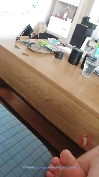 Mijn man wedde zijn 28-jarige leerling dat hij me niet kon neuken ... Ik heb hem de weddenschap laten verliezen.