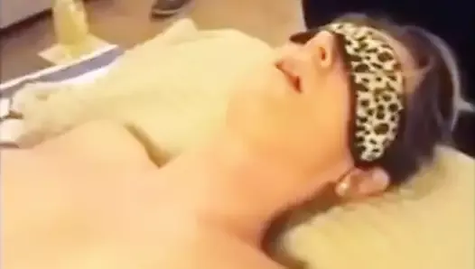 Хотвайф получает сексуальный массаж от незнакомца