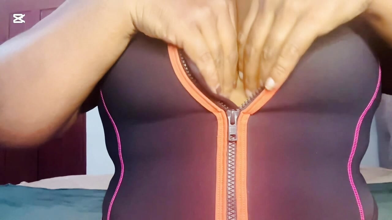 Fată naturală cu ulei și masaj cu cremă cu țâțe mari