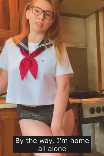 جميلة شابة بزي جامعي ياباني تستمني في المطبخ وتتحدث معك