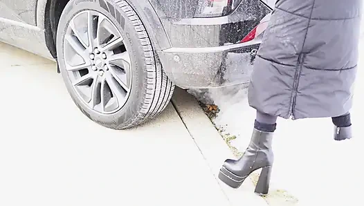 Yardım et, arabam karda mahsur kaldı.