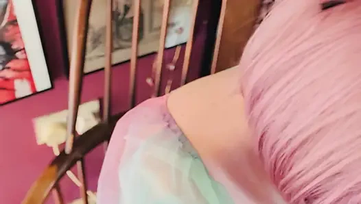 Eine hübsche prinzessin, Tina Snua , chainsmokes 2 Cork Zigaretten - baumelnde Snap-Inhales, treibenden Rauch