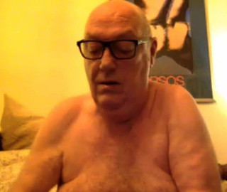 Il nonno gioca in webcam