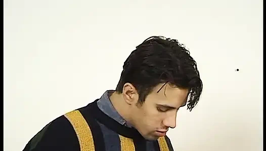 Vollbusige brünette bekommt die muschi geleckt, bevor sie schwanz im retro-video reitet