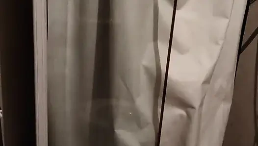 Stiefschwester liebt es, wenn ich sie in der dusche im dorf beobachte