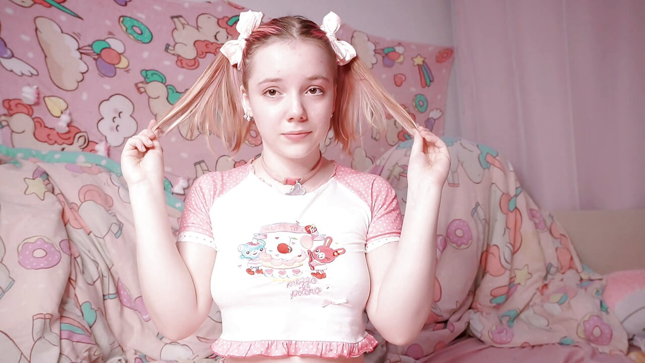 Remaja 18 Tahun Petite Yang Hampir Dewasa Suka Menunjukkan Seluar Dalam Princess Comel Dan Pussy Pinknya Secara Online
