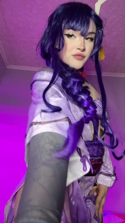 Femboy cosplayeuse taquine avec une bite