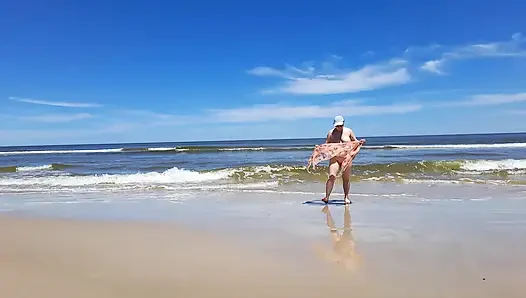 Amateurfilmen. Ein fkk spielt mit Wellen am meer.