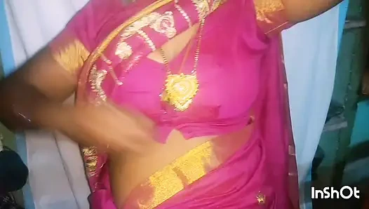 Büyük götlü Tamil Sari ev hanımı büyük göğüslerini köyde sikiyor