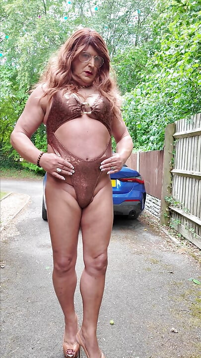 Sexet Crossdresser kellycd2022 i brun og guld badedragt og hæle