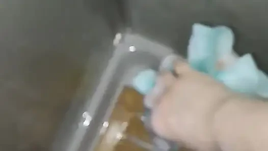 Duşta ayaklarımı sabunlarlar