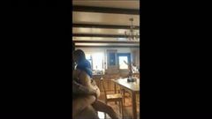 Секс-скачка в домашнем видео на его хуе на кухне в домашнем видео