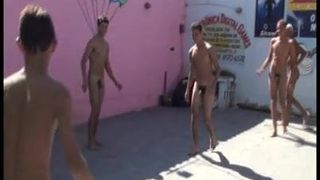 Ragazzi brasiliani che giocano a calcio nudo