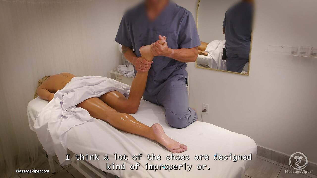 Blonde fitness model fucking her massage therapist
