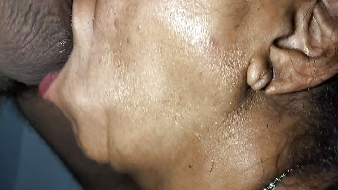 Phụ nữ trưởng thành thích bú vú của người đàn ông.