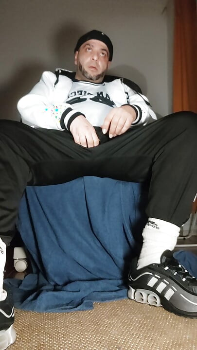 Der Dregsau Dj-bro Pisst in Der Hose.