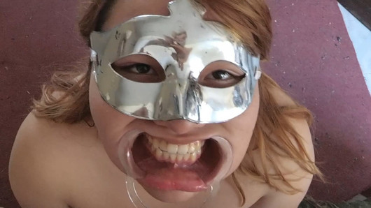 Elle se tape son visage dans un beau style de bondage