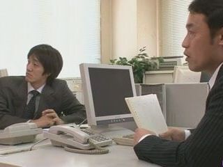 Dois caras fodendo e creampie Aiko Hirose no escritório