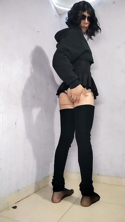 Femboy som poserer for deg