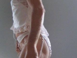 Travestito in lingerie bianca di seta (thlin2168)
