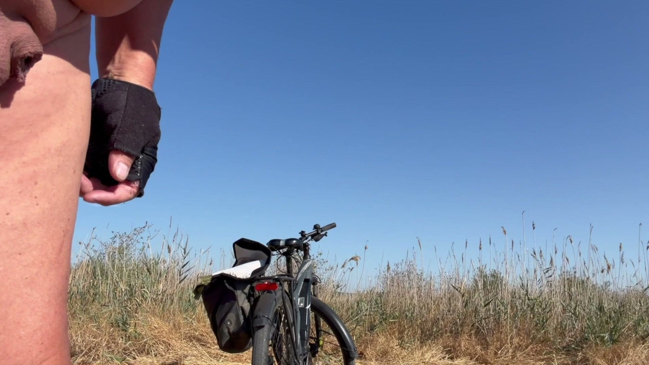 By bike and plug at the lake