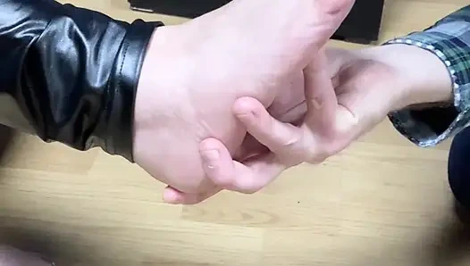 Dia mengambil makanannya berkat kakiku...