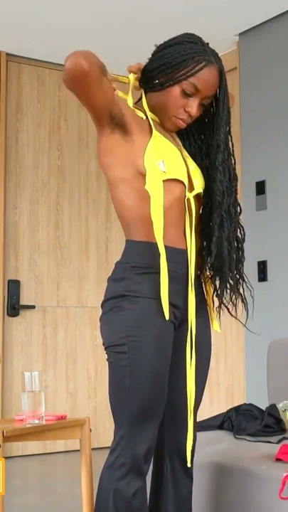 Modelo negra em forma rebola os quadris como uma profissional enquanto monta uma pila grossa | Clip 1