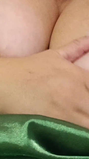 Υγρό μουνί με μεγάλα βυζιά | Κλιπ 1