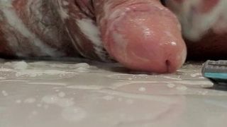 Afeitando mi polla en la ducha